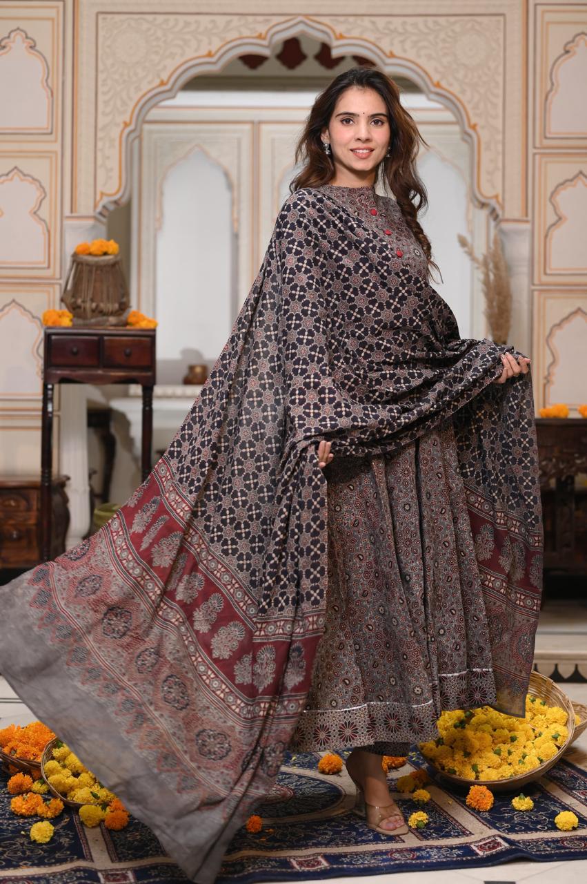 Hand Block Printed Maheshwari Silk Zari Border Suit Set-Black
